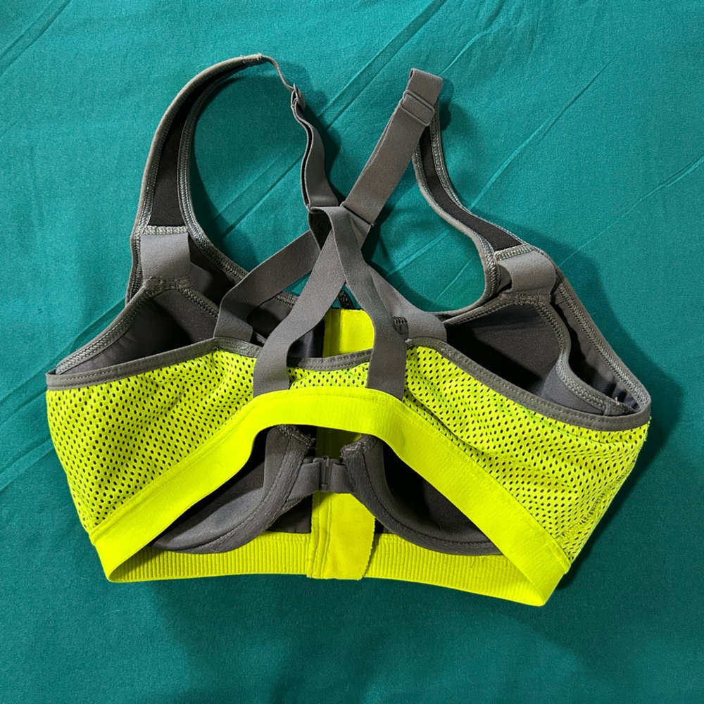 VS Knockout Sports Bra - Picture 2 of 5